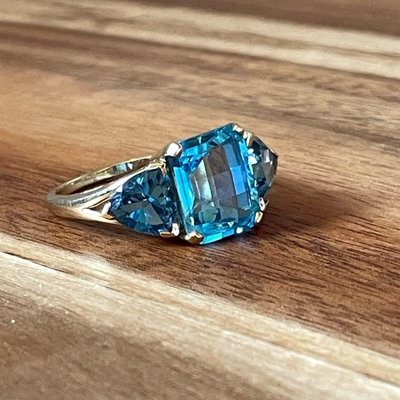 14kt Yellow Gold Blue Topaz Ring Women’s‎ Size 11 1/4”